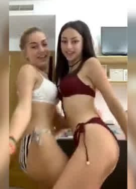 hot bikini babes teasing on periscope